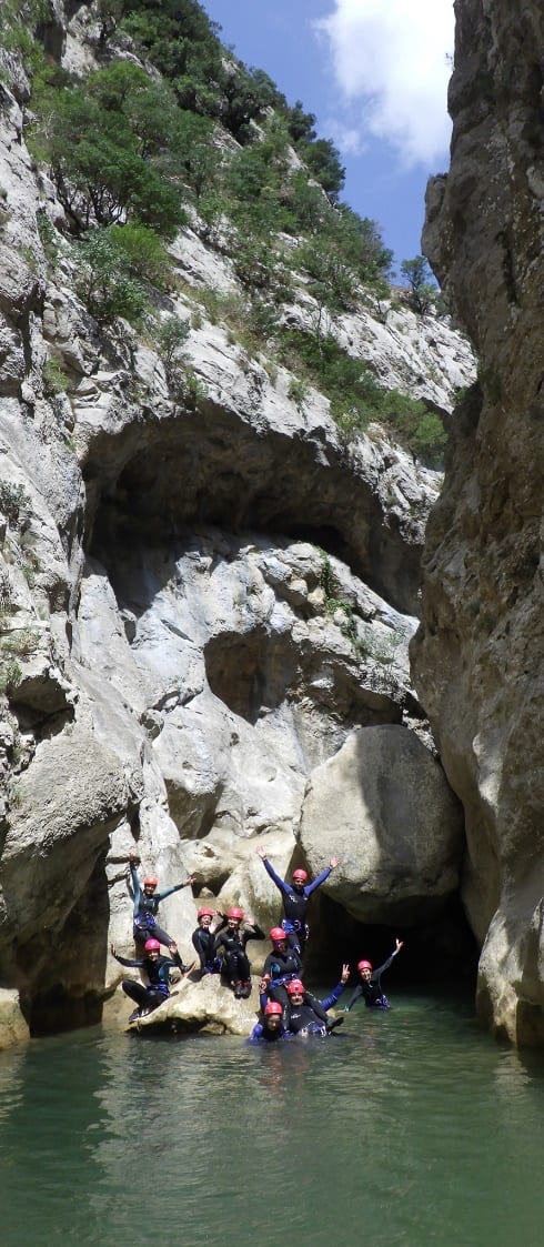 Groupe au fond d'une gorge encaissée