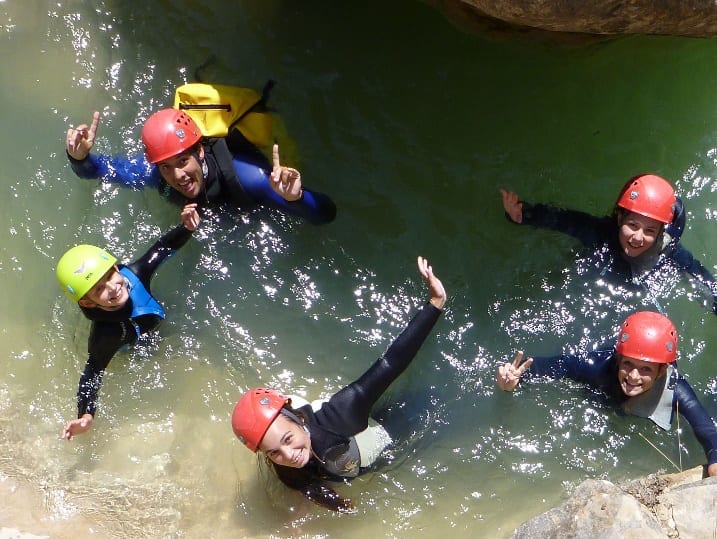 Groupe dans une vasque