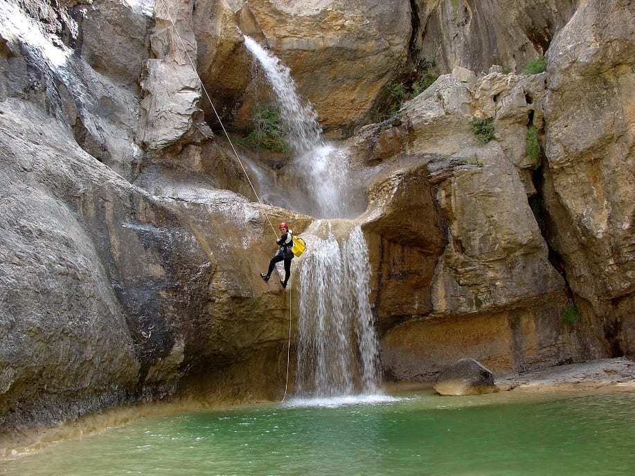 Rappel dans une cascade