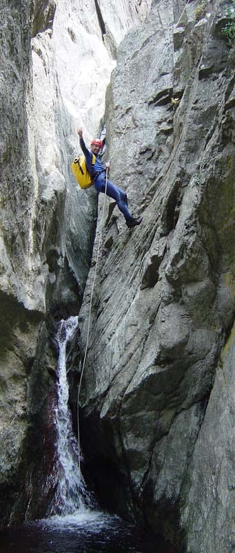 Rappel dans une cascade étroite