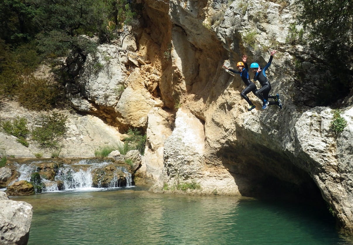 Vasque au pied des falaises