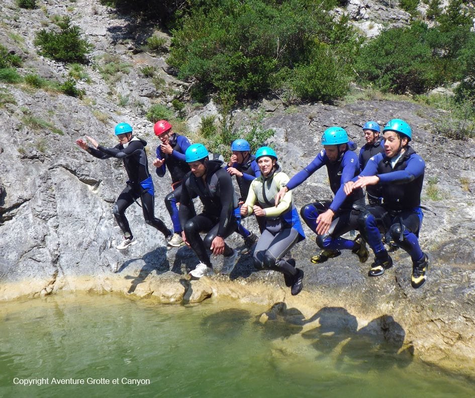 Saut collectif dans une vasque