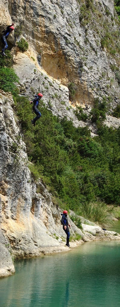 Rappel le long d'une falaise en Sierra de Guara