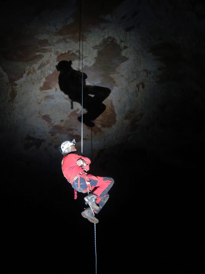 Descente sur corde dans un puits