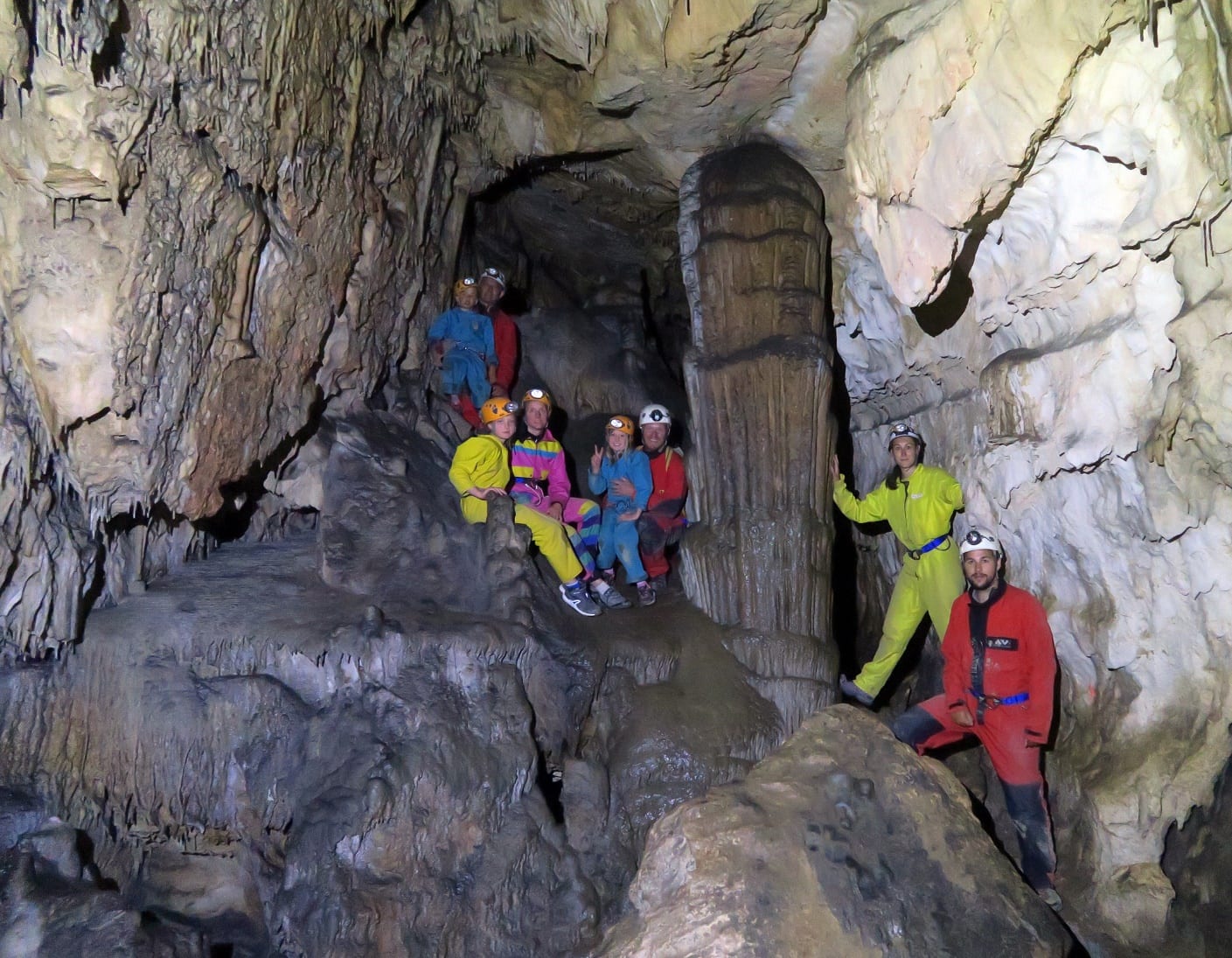 Groupe dans une galerie de grotte